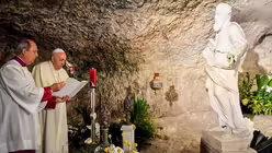 Papst Franziskus betet in der Paulusgrotte in Rabat (Malta) / &copy; Vatican Media/Romano Siciliani (KNA)