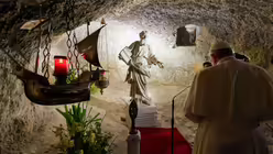 Papst Franziskus betet in der Paulusgrotte in Rabat (Malta) / &copy; Vatican Media/Romano Siciliani (KNA)