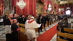 Papst Franziskus spricht vor Teilnehmern eines Gebets in der Kollegiatkirche Sankt Paul in Rabat (Malta) / &copy; Vatican Media/Romano Siciliani (KNA)