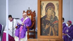 Papst Franziskus feiert eine Messe in Floriana (Malta). Neben ihm ist eine große Mariendarstellung aufgestellt / © Paul Haring (KNA)