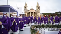 Geistliche gehen in einer Prozession bei einer Messe mit Papst Franziskus in Floriana (Malta) / &copy; Paul Haring (KNA)