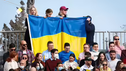 Menschen halten eine ukrainische Nationalflagge bei einer Messe mit Papst Franziskus in Floriana (Malta) / &copy; Paul Haring (KNA)