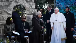 Franziskanerpater Dionisio Mintoff (m.), Gr&uuml;nder des Migrantenzentrums "Giovanni XXIII. Peace Lab", begr&uuml;&szlig;t Papst Franziskus / &copy; Paul Haring (KNA)