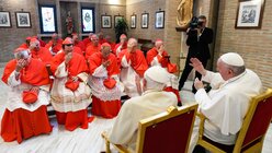 Die neu ernannten Kardinäle besuchen nach dem Konsistorium am 27. August 2022 mit Papst Franziskus (r.) den emeritierten Papst Benedikt XVI. im Vatikan / © Romano Siciliani (KNA)