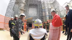 Papst Franziskus besichtigt den besch&auml;digten Dom in L Aquila / &copy; Romano Siciliani (KNA)