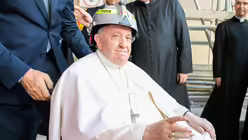 Papst Franzikus tr&auml;gt einen Helm w&auml;hrend seines Besuches in L Aquila / &copy; Romano Siciliani (KNA)