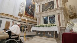 	Papst Franziskus betet am Grabmal von Papst Coelestin V. in der Basilika Santa Maria in Collemaggio in L Aquila / © Romano Siciliani (KNA)