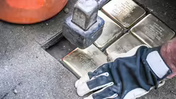Verlegung von Stolpersteinen / &copy; Harald Oppitz (KNA)