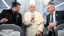 Papst Franziskus spricht während einer fliegenden Pressekonferenz auf dem Flug nach Ungarn / © Vatican Media/Romano Siciliani (KNA)