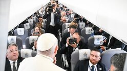 Papst Franziskus spricht mit mitreisenden Journalisten auf dem Flug nach Ungarn / © Vatican Media/Romano Siciliani (KNA)