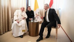 Papst Franziskus und Zsolt Semjen (r.), stellvertretender Ministerpräsident von Ungarn, auf dem Flughafen in Budapest / © Vatican Media/Romano Siciliani (KNA)