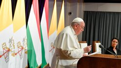 Papst Franziskus spricht bei einem Treffen mit Vertretern von Regierung, Zivilgesellschaft und Diplomatischem Corps im ehemaligen Karmeliterkloster in Budapest  / © Vatican Media/Romano Siciliani (KNA)