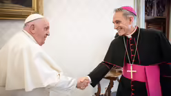 Papst Franziskus und Georg G&auml;nswein / &copy; Vatican Media/Romano Siciliani (KNA)