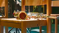 Ein Saxophon der Big Band Heavens Gate wartet auf seinem Einsatz bei einem Auftritt am 6. August in der Kirche für Köln. (DR)