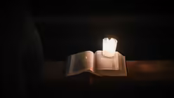 Rorate-Messe bei Kerzenschein / &copy; Julia Steinbrecht (KNA)