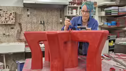 Erstellen der Kronenform der Credamusglocke aus Wachs (Glockengießerei Grassmayr)