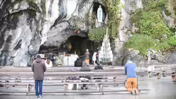 Pilger vor der Grotte von Massabielle in Lourdes / © Joachim Heinz (KNA)