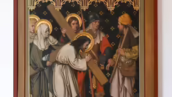 Simon von Cyrene hilft Jesus das Kreuz zu tragen / &copy; Harald Oppitz (KNA)