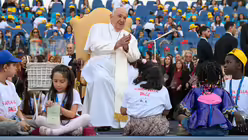 Papst Franziskus mit Kindern beim ersten Weltkindertag der katholischen Kirche im Olympiastadion in Rom. / © Vatican Media/Romano Siciliani (KNA)
