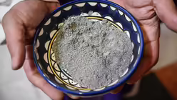 Ein Priester h&auml;lt eine Schale mit Asche am w&auml;hrend einer Aschermittwochsmesse in der Katharinenkirche in Bethlehem. / &copy; Debbie Hill (KNA)