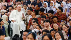 Papst Franziskus trifft Scholas-Mitglieder in Jakarta / © Vatican Media/Romano Siciliani (KNA)