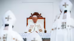 Papst Franziskus feiert die Messe im Gelora Bung Karno Stadion in Jakarta  / © Vatican Media/Romano Siciliani (KNA)