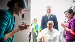 Papst Franziskus grüßt eine Stewardess beim Einstieg in das Flugzeug auf dem Flughafen in Jakarta / © Vatican Media/Romano Siciliani (KNA)