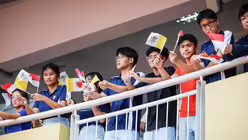 Jugendliche einer katholischen Schule jubeln bei einer interreligiösen Begegnung mit Papst Franziskus am 13. September 2024 in Singapur. / © Lola Gomez/CNS photo/KNA (KNA)