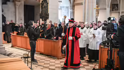 Einzug der Zelebranten beim Requiem für den verstorbenen Franz Kamphaus, emeritierter Bischof von Limburg, am 5. November 2024 im Limburger Dom in Limburg. / © Harald Oppitz (KNA)
