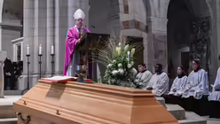 Sarg des verstorbenen Franz Kamphaus, emeritierter Bischof von Limburg, dahinter Georg Bätzing (m.), Bischof von Limburg, beim Requiem für Franz Kamphaus am 5. November 2024 im Limburger Dom in Limburg. / © Harald Oppitz (KNA)