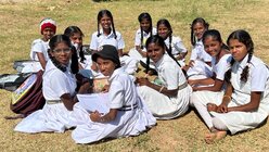 Indische Schülerinnen in Schuluniform. (BONO)