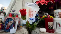 Genesungswünsche für Papst Franziskus vor Gemelli-Klinik / © Cristian Gennari/Romano Siciliani (KNA)