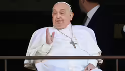 Papst Franziskus winkt zum ersten Mal seit seiner Klinikeinlieferung von einem Balkon der Gemelli-Klinik in Rom / © Vatican Media/Romano Siciliani (KNA)