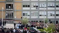 Papst Franziskus zeigt sich zum ersten Mal seit seiner Klinikeinlieferung von einem Balkon der Gemelli-Klinik in Rom / © Crisitan Gennari/Romano Siciliani (KNA)