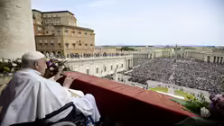 Papst Franziskus spendet den Segen "Urbi et orbi" vom Zentralbalkon des Petersdoms am 20. April 2025 im Vatikan / © Vatican Media/Romano Siciliani (KNA)