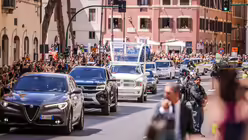 Menschen am Stra&szlig;enrand, in der Mitte das Papamobil mit dem Sarg von Papst Franziskus, auf dem Weg zur Kirche Santa Maria Maggiore / &copy; Kendall Mclaren/CNS photo (KNA)