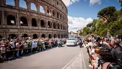 Menschen am Stra&szlig;enrand, in der Mitte das Papamobil mit dem Sarg von Papst Franziskus, vor dem Kolosseum auf dem Weg zur Kirche Santa Maria Maggiore / &copy; Cristian Gennari/Romano Siciliani (KNA)