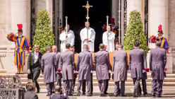 Sargtr&auml;ger tragen den Sarg mit dem Leichnam von Papst Franziskus in die Kirche Santa Maria Maggiore / &copy; Lola Gomez/Vatican Pool (KNA)