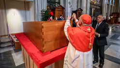 Kardinal Kevin Joseph Farrell (m.), Camerlengo der Heiligen R&ouml;mischen Kirche, dr&uuml;ckt einen Siegel auf den Sarg mit dem Leichnam von Papst Franziskus in der Basilika Santa Maria Maggiore, am 26. April 2025 in Rom / &copy; Vatican Media/Romano Siciliani (KNA)