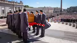 Sargtr&auml;ger tragen den Sarg mit dem Leichnam von Papst Franziskus zu einem Requiem am 26. April 2025 auf den Petersplatz im Vatikan / &copy; Vatican Media/Romano Siciliani (KNA)