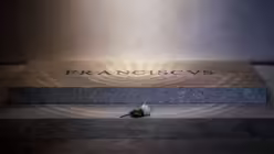 Eine weiße Rose liegt auf dem Grab von Papst Franziskus am 27. April 2025 in der Basilika Santa Maria Maggiore in Rom / © Alessia Giuliani/CPP (KNA)