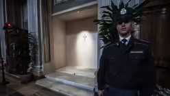 Ein Mitarbeiter der vatikanischen Gendarmerie steht neben dem Grab von Papst Franziskus am 27. April 2025 in der Basilika Santa Maria Maggiore in Rom / &copy; Alessia Giuliani/CPP (KNA)