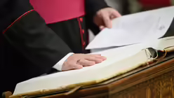 Erzbischof Diego Giovanni Ravelli, Zeremonienmeister der päpstlichen liturgischen Feiern, legt in Vorbereitung auf das Konklave zur Wahl eines neuen Papstes einen Eid auf die Geheimhaltung ab / © Vatican Media/Romano Siciliani (KNA)