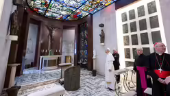 Papst Leo XIV. besucht die Kapelle im päpstlichen Appartement / © Vatican Media/Romano Siciliani (KNA)