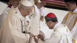 Kardinal Tagle steckt Papst Leo XIV. den Fischerring auf / © Cristian Gennari (KNA)