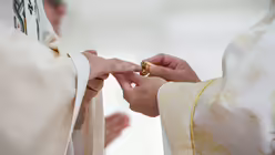 Papst Leo XIV. erhält seinen Fischerring / © Vatican Media/Romano Siciliani (KNA)