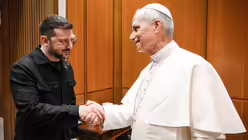 Papst Leo XIV. begrüßt den ukrainischen Staatspräsidenten Wolodymyr Selenskyj / © Vatican Media/Romano Siciliani (KNA)