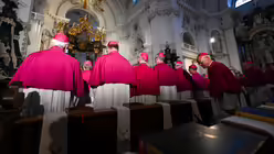 Bisch&ouml;fe im Er&ouml;ffnungsgottesdienst zu Beginn der Herbstvollversammlung am 22. September 2025 in Fulda / &copy; Harald Oppitz (KNA)