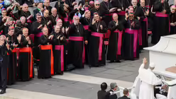 Papst Leo XIV. grüßt seine Kardinäle und Bischöfe / © Vatican Media/Romano Siciliani (KNA)