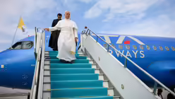 Papst Leo XIV. steigt aus dem Flugzeug auf dem Flughafen in Ankara / © Vatican Media/Romano Siciliani (KNA)